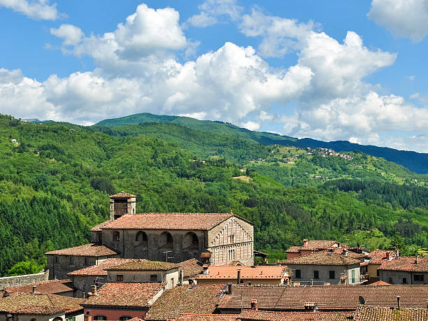 Vista di Castiglione di Garfagnana con i rilievi sullo sfondo